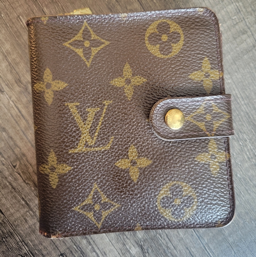 LOUIS VUITTON compact monogram bifold zip wallet